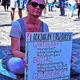 Mit einem Plakat macht diese Teilnehmerin auf die wirtschaftlichen, sozialen und gesundheitlichen Folgen der Corona-Maßnahmen aufmerksam.