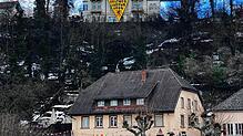 Hoch über den Dächern von Laufenburg, macht ein übergroßes Banner auf eine Alternative der diesjährigen Laufenburger Fasnacht ...