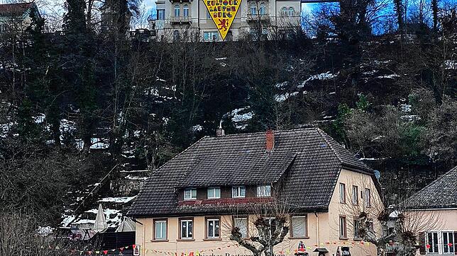 Hoch über den Dächern von Laufenburg, macht ein übergroßes Banner auf eine Alternative der diesjährigen Laufenburger Fasnacht ...