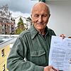 Heinz-Peter Paßauer zeigt das missverständliche Anschreiben der Stadt Konstanz in Sachen Impfberechtigung.