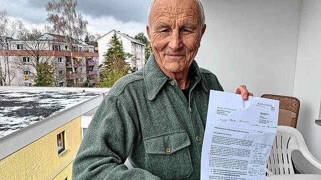 Heinz-Peter Paßauer zeigt das missverständliche Anschreiben der Stadt Konstanz in Sachen Impfberechtigung.