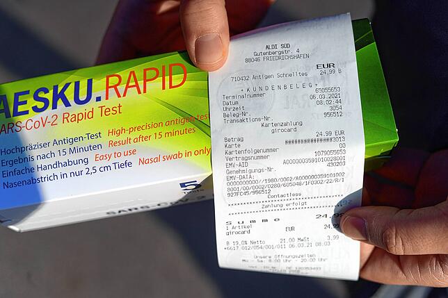 Die letzte Fünferpackung Selbsttests, die in der Aldi-Filiale in Friedrichshafen am Samstagvormittag verkauft wurden: Auf dem ...