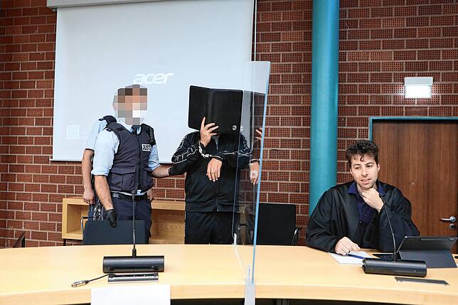 Teppichhändler-Prozess: Der Angeklagte Christian A. mit seinem Anwalt Jonas Geiger