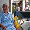 Sandra Feiner sitzt dort, wo so viele ihrer Gäste stets gerne gesessen haben: im Fenster des Café  Marktgeflüster.