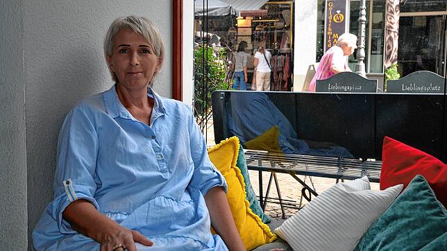 Sandra Feiner sitzt dort, wo so viele ihrer Gäste stets gerne gesessen haben: im Fenster des Café  Marktgeflüster.