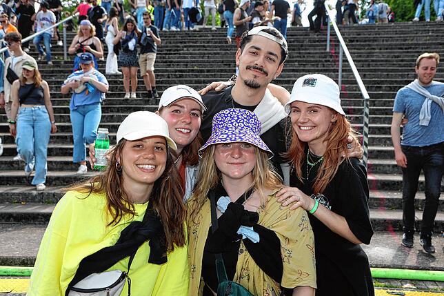Sind die Treppen im Hintergrund sicher genug? Worüber sich gut gelaunte Festivalbesucher vielleicht nicht so viele Gedanken machen, hat ...