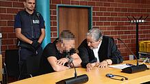 Erster Verhandlungstag im Megamix-Mordprozess in Konstanz: Verteidiger Klaus-Martin Rogg (rechts) bespricht sich kurz vor Beginn des ...