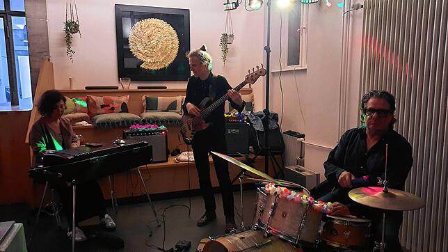Die Jazzband Duke Spans Teewagen Terzett spielt später am Abend im Foyer.