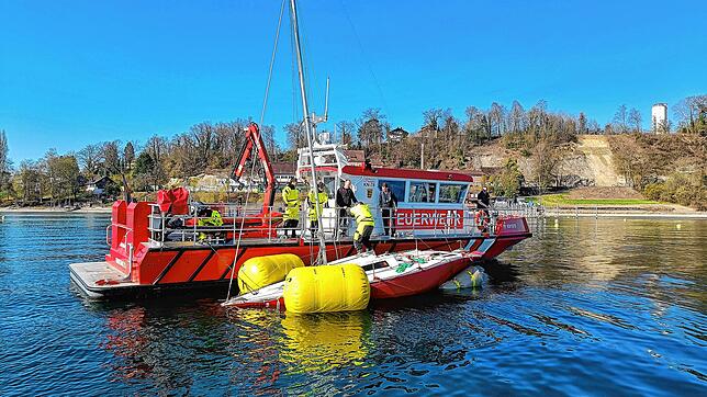 Havarie auf dem Bodensee: Am Samstagvormittag, 5. April, muss die Feuerwehr Konstanz ein gestrandetes Boot vor dem Ufer von Staad bergen.