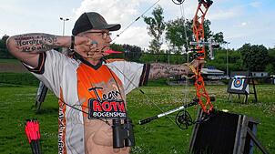 Axel Roth mit seinem Hightech-Sportbogen in Abschussposition für den perfekten Pfeil ins gelbe Zentrum der Zielscheibe.