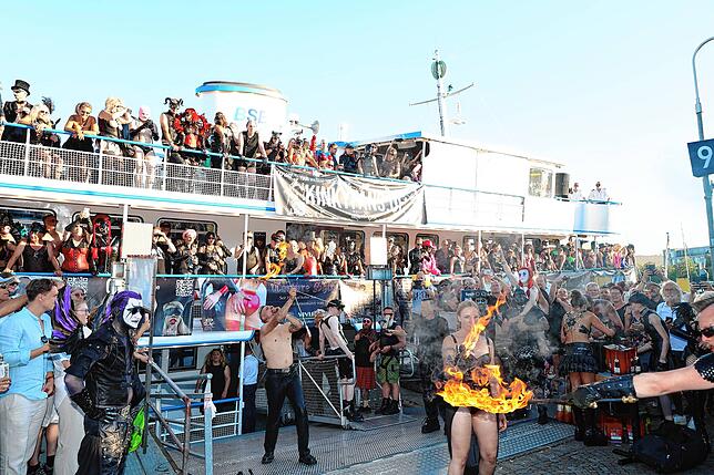 Bild 9: Lack, Leder, Latex! Dieses Spektakel bieten die BDSM-Fans im Konstanzer Hafen