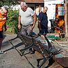 Aus alten Sitzbänken werden jetzt farbenfrohe Mitfahrbänkle. Dafür sorgen (v.l.) Bruno Aichem, Bernhard Kegel, Arthur Merk und andere.