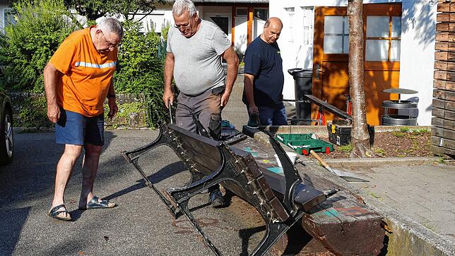Aus alten Sitzbänken werden jetzt farbenfrohe Mitfahrbänkle. Dafür sorgen (v.l.) Bruno Aichem, Bernhard Kegel, Arthur Merk und andere.