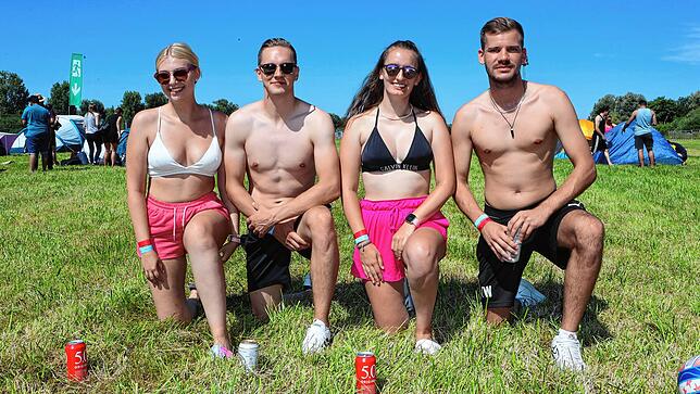 In Feierlaune: Gäste auf dem Campingplatz zum Seenachtfest auf dem Gelände des Konstanzer Flugplatzes.
