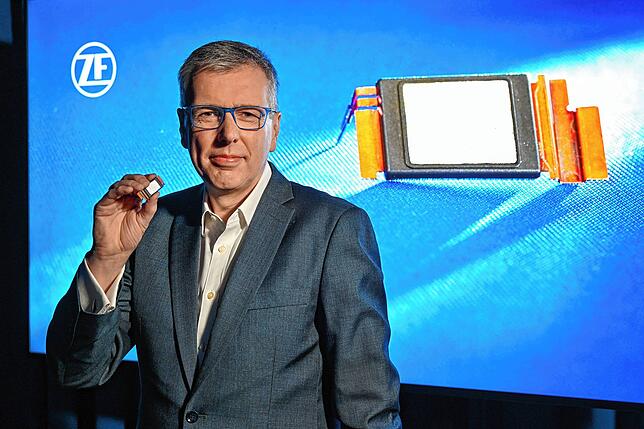 Holger Klein, Vorstandsvorsitzender des Technologiekonzerns ZF, gilt als technologieaffin: Hier hält er einen Siliziumkarbid-Chip in die ...