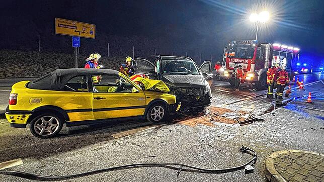 Am Samstagabend ist es zwischen Singen und Steißlingen zu einem schweren Verkehrsunfall gekommen. Dabei wurden vier Personen – darunter ...