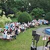 Beim Sommerfest des Singener Museumsvereins im historischen Ambiente des denkmalgeschützten Schlossparks genießen zahlreiche Besucher ...