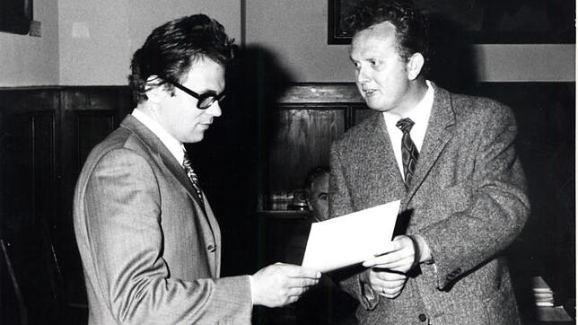 Zwei, die sich verstanden haben: Bürgermeister Fritz Riester (rechts) überreicht im Bürgersaal Walter Hiller mit einem Jahr Verspätung ...