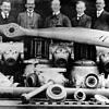 In der Zahnradfabrik Friedrichshafen (ZF) 1919: Mitarbeiter des Technischen Büros haben sich hinter Getriebeteilen und einem ...