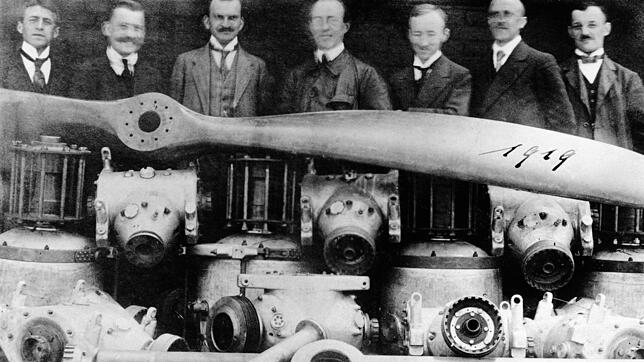 In der Zahnradfabrik Friedrichshafen (ZF) 1919: Mitarbeiter des Technischen Büros haben sich hinter Getriebeteilen und einem ...