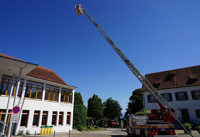 Hoch über dem Dach des Gwandhauses verschafft sich der „Mann auf der Leiter“ erst einmal einen Überblick, ehe er mit Löschen ...