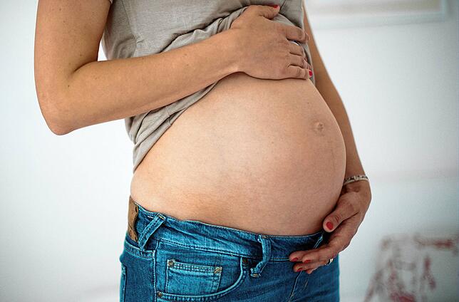 Eine junge Frau hält am in Düsseldorf ihren Babybauch. Alkohol ist Gift für ungeborene Babys.