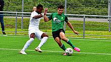 Doppeltorschütze Alessio Lo Russo (SV Herten, rechts) hatte mit seinen zwei Treffern einen großen Anteil am 3:0-Heimsieg gegen den VfB ...