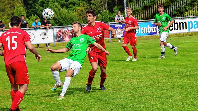 Der Königsfelder Christian Moosmann (mitte) versucht, dem Donaueschinger Raphael Künstler den Ball abzunehmen. Moosmann verkürzte im ...