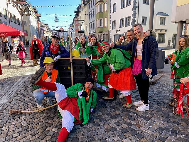 Bild 9: Fasnacht: Tausende Narren feiern den Schmotzigen in Villingen