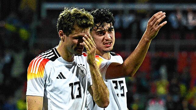 Thomas Müller (l) spricht mit Aleksandar Pavlovic. Pavlovic verpasst die EM – Dortmund-Spieler Emre Can ist nachnominiert.