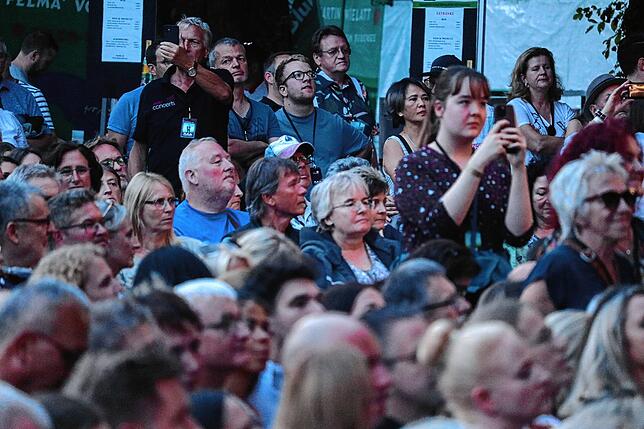 Bild 4: James Blunt begeistert Fans im Salemer Schlosspark