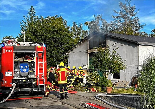 Atemschutz und auch viel weiteres Gerät: Der Brand in der Lagerhalle hat einen großen Einsatz gefordert.