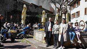 Familie Becker aus Reckingen ist Stammgast beim Tiengener Sonntagsverkauf und macht auf dem Bummel durchs Städtle Halt beim Josephsbrunnen.
