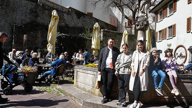 Familie Becker aus Reckingen ist Stammgast beim Tiengener Sonntagsverkauf und macht auf dem Bummel durchs Städtle Halt beim Josephsbrunnen.