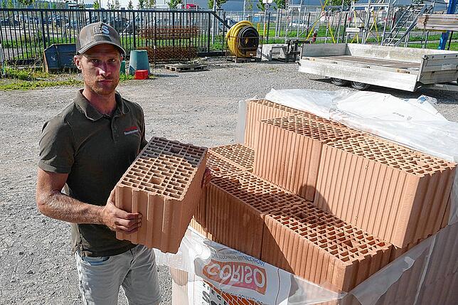Bei den Bauziegeln kommt es zu Lieferengpässen, berichtet Bauunternehmer Lukas Glöckler.