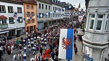 Villingen ist voller fröhlicher Narren: Der Kinderumzug lockt die Massen in die Stadt.
