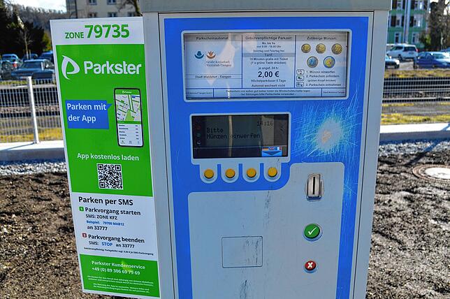 Der Parkscheinautomat beim Park & Ride in Tiengen an der Weilheimer Straße neben der Bahnlinie. Preis: 2 Euro je 24 Stunden, maximale ...