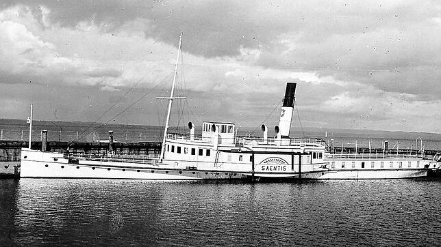 Das Dampfschiff „Säntis“ ist auf einer alten Aufnahme auf dem Bodensee zu sehen. Am 2. Mai 1933 wurde es ausgemustert und im See ...