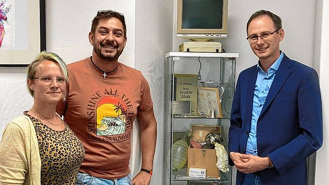 Praxismitarbeiterin Franzi Dickscheid, Arzt Mike Lübke und Bürgermeister Micha Bächle (von links): Im September soll die neue ...