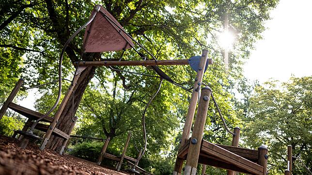 Plötzlich fiel auf dem Kinderspielplatz ein Ast herunter, ein 39-Jähriger wurde erschlagen. (Symbolbild)