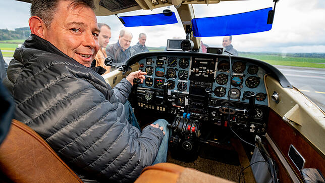 Pilot Holger Miconi im Cockpit des Hagelfliegers. Das Hagelflugzeug, eine zweimotorige Partenavia P68 mit 406 PS, ist in Donaueschingen ...
