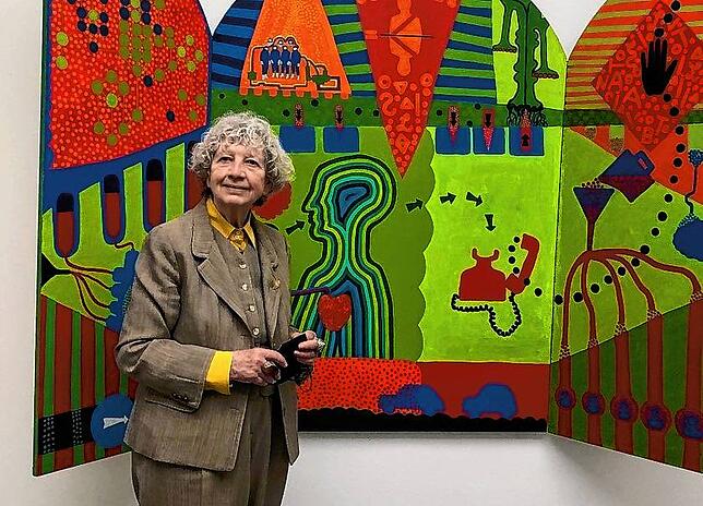 Ulrike Ottinger vor einem ihrer Werke bei einer Ausstellungseröffnung in Baden-Baden.