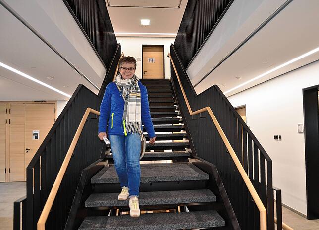 Stadtbauamtsleiterin Monika Gehweiler, die für die Sanierung zuständig war, mag das renovierte Treppenhaus des Gebäudes.
