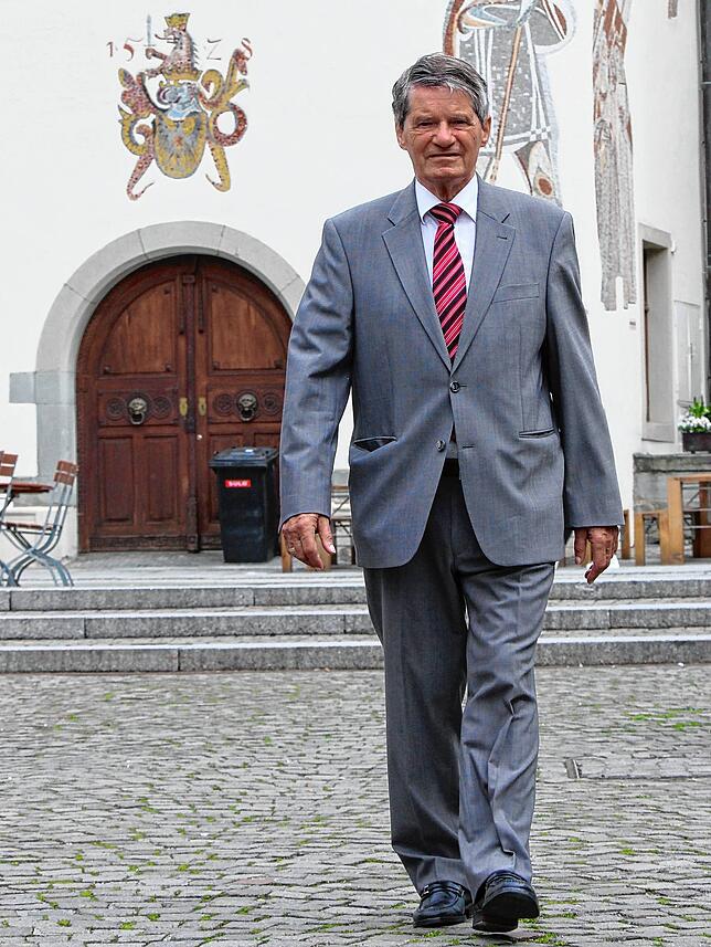 Reinhard Ebersbach ist an Karfreitag gestorben, hier in eine Bild vor dem historischen Rathaus.
