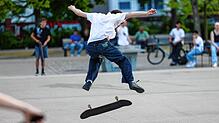 Jugendlicher auf dem Skateboard. Junge Menschen glauben laut der neuen Shell-Studie daran, dass Deutschland ihnen große Chancen bietet.