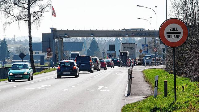 Staut sich der Verkehr mit Schweizer Einkaufstouristen nach der Grenzöffnung an den Zollämtern wie vor Corona? Keiner wagt eine Prognose.