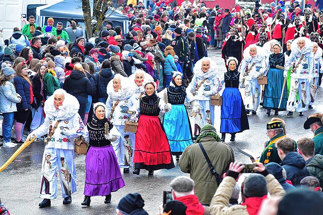 Bild 28: Von wegen Pfui Teufel: 4000 Narren gratulieren den Dauchinger Teufeln zum närrischen Jubiläum