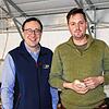 Auf gute Partnerschaft: Martin Schmidt (Schmidts Märkte, links) und Landwirt Robin Vogelbacher haben mit den Südschwarzwälder ...