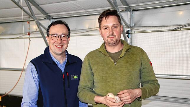 Auf gute Partnerschaft: Martin Schmidt (Schmidts Märkte, links) und Landwirt Robin Vogelbacher haben mit den Südschwarzwälder ...