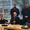 Auf der Anklagebank im Landgericht Konstanz sitzt ein 20-Jähriger (Bildmitte) neben seinem Anwalt (links). Ihm wird von der ...